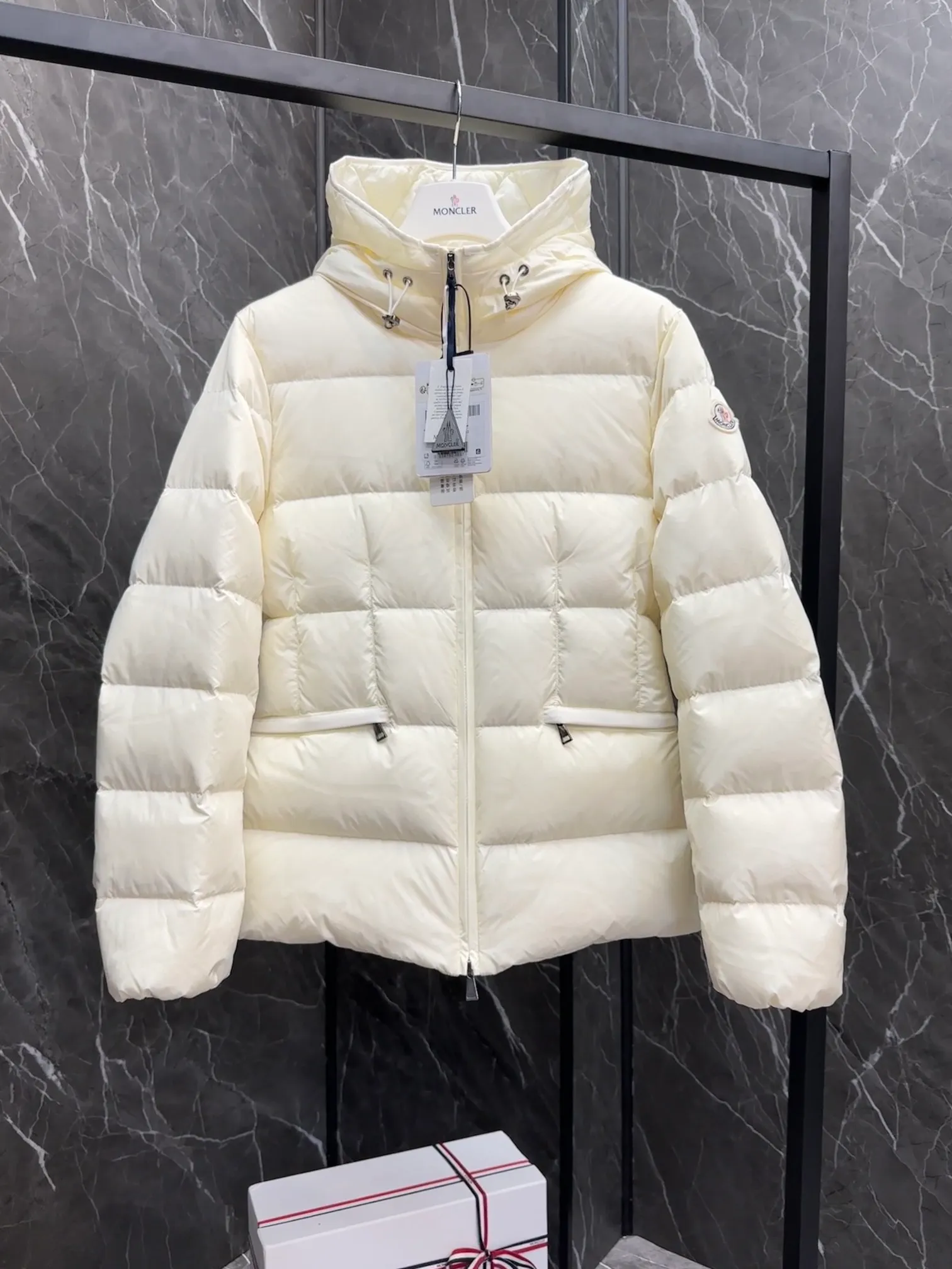 ⬆️Moncler Avoce .⚠️ , . . . , , NFC . 🎁 Avoce ， Series 。 Avoce ， Moncler Series 。 ， longue saison ， 。 • •Longue saison • • • • • • Size : 1-4 Black White D 6460098500